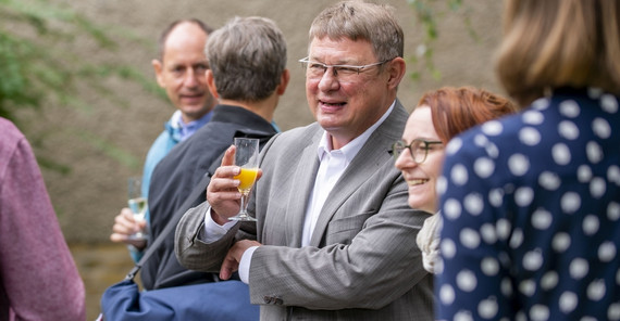 Beim Empfang der Mathematisch-Naturwissenschaftlichen Fakultät Das Bild zeigt viele Menschen beim beim Empfang der Mathematisch-Naturwissenschaftlichen Fakultät. Im Mittelpunkt des Bildes steht Professor Manfred Strecker, Ph.D.