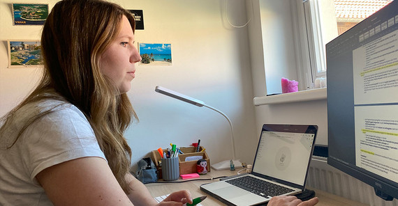 Nicole Brunkhorst sitzt vor dem PC. Das Foto ist von Stefanie Schuster.