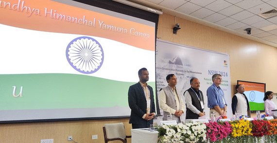 Zum Eröffnungsritual gehört das Singen der indischen Nationalhymne. Zum Eröffnungsritual gehört das Singen der indischen Nationalhymne.