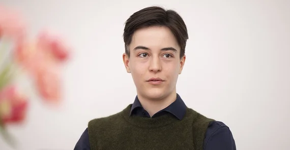 Eine junge Frau im Interview