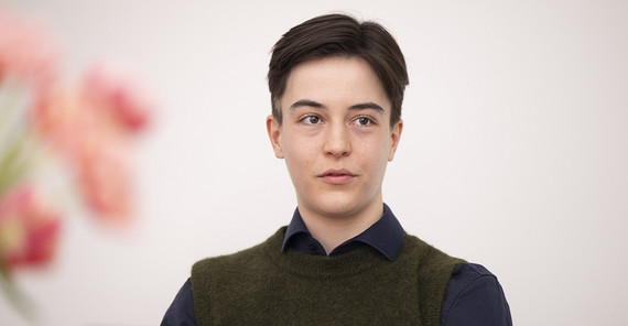 Eine junge Frau im Interview