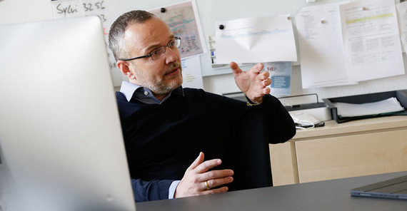 Wirtschaftswissenschaftler Prof. Dr. Marco Caliendo | Foto: Sandra Scholz Auf dem Foto ist Wirtschaftswissenschaftler Prof. Dr. Marco Caliendo zu sehen. Das Foto ist von Sandra Scholz.