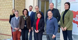 Wissenschaftsstaatssekretär Tobias Dünow (5.v.l.) in der Präsenzstelle O-H-V | Velten.