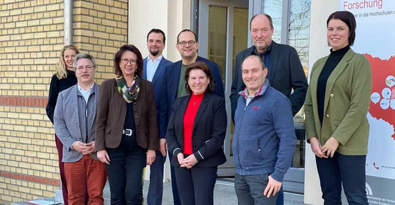 Wissenschaftsstaatssekretär Tobias Dünow (5.v.l.) in der Präsenzstelle O-H-V | Velten. Wissenschaftsstaatssekretär Tobias Dünow (5.v.l.) in der Präsenzstelle O-H-V | Velten.