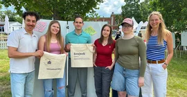 Menschen posieren für ein Gruppenfoto.