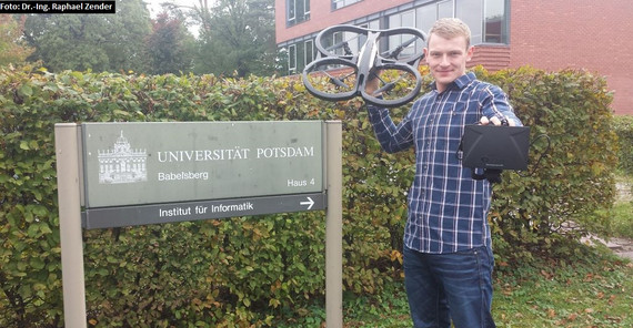 Matthias Weise mit Flugdrohne Foto: Dipl.-Ing. Raphael Zender Matthias Weise mit Flugdrohne Foto: Dipl.-Ing. Raphael Zender