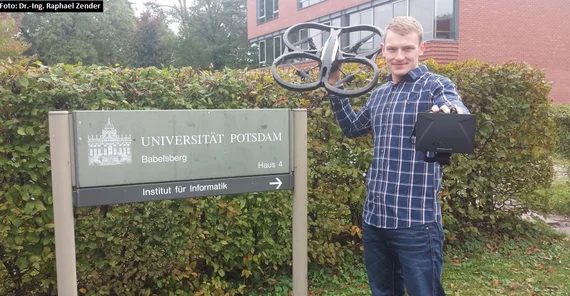 Matthias Weise mit Flugdrohne Foto: Dipl.-Ing. Raphael Zender