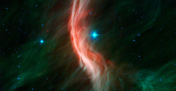 Der „Ru Der „Runaway Star“ Zeta Ophiuchi – in der Nähe der Bildmitte und etwa 20-mal so massereich wie die Sonne – bewegt sich mit 24 Kilometern pro Sekunde nach links. Aufgrund seiner Geschwindigkeit erzeugt er wie ein Schiff, das durch die kosmische See pflügt, die bogenförmige interstellare Bogenwelle oder den Bogenschock, der in diesem Infrarotporträt zu sehen ist. Foto: NASA, JPL-Caltech, Spitzer Space Telescope.