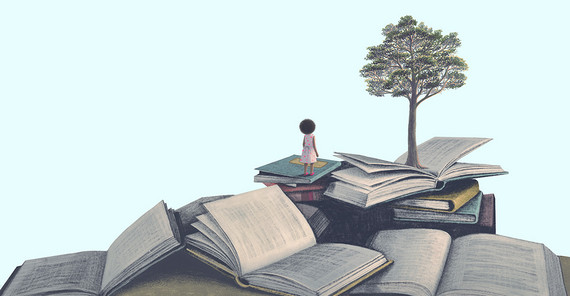 Kann Lesen uns der Natur näherbringen? Ein Berg aus Büchern. Auf dem Gipfel steht ein Baum.