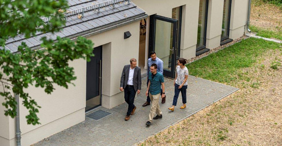 Prof. Dr. Norbert Gronau und sein Team vor dem „Zentrum Industrie 4.0 Potsdam“ | Foto: Tobias Hopfgarten Prof. Dr. Norbert Gronau und sein Team vor dem „Zentrum Industrie 4.0 Potsdam“ | Foto: Tobias Hopfgarten