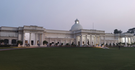 Das Hauptgebäude in abendlicher Stimmung. Das Hauptgebäude in abendlicher Stimmung.