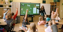 Lucia Steinmeyer unterrichtet eine vierte Klasse in Englisch.