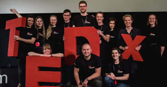 Organisationsteam von TEDxUniPotsdam mit Schirmherrin Prof. Katharina Hölzle