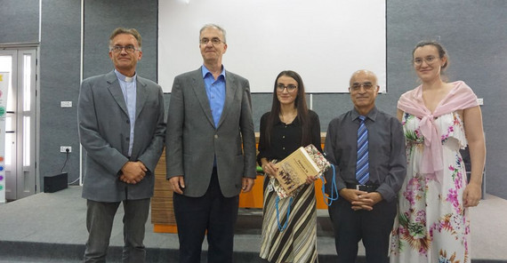 Unterwegs im Irak Tag 9 und 10 Beim Besuch der Katholischen Universität von Erbil übergeben die Potsdamer Exkursionsteilnehmenden ein Exemplar des Buches „Ferman 74“. Das Foto ist von Valentina Meyer-Oldenburg.