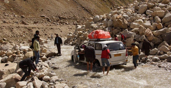Unser Fortkommen wurde sehr durch Strassen erschwert, die sich teilweise in Flüsse verwandeln. Foto: F. Hanf Unser Fortkommen wurde sehr durch Strassen erschwert, die sich teilweise in Flüsse verwandeln. Foto: F. Hanf