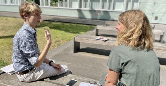 Ein Student und eine Mitarbeiterin der UP auf dem Campus Golm.