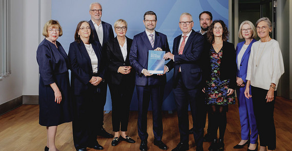 Die Mitglieder des Normenkontrollrats überreichen den NKR-Jahresbericht 2024 an Bundesjustizminister Die Mitglieder des Normenkontrollrats überreichen den NKR-Jahresbericht 2024 an Bundesjustizminister Dr. Marco Buschmann. 3.v.r.: Die Potsdamer Verwaltungswissenschaftlerin Prof. Dr. Sabine Kuhlmann, stellvertretende Vorsitzende des NKR.