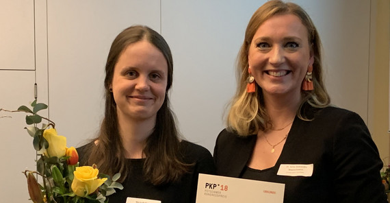 Nach der Preisverleihung: Marie Rüdiger (l.) und Dr. Anna Aleksandra Wojciechowicz vom Refugee Teachers Program. Foto: Antje Horn-Conrad. Nach der Preisverleihung: Marie Rüdiger (l.) und Dr. Anna Aleksandra Wojciechowicz vom Refugee Teachers Program. Foto: Antje Horn-Conrad.