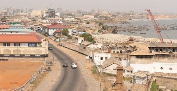 Ghana wir kommen! Blick vom Leuchtturm in Jamestown. Das Foto ist von Rosa Elisa Matthees.