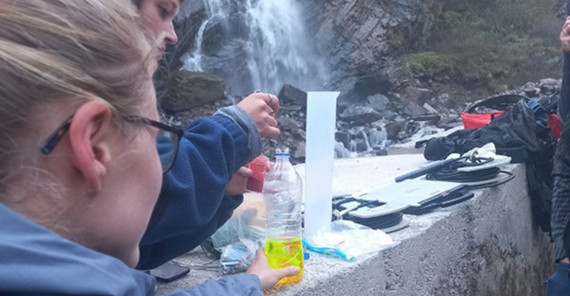 Kalibration für die Abflussmessung mithilfe eines Fluoreszenz-„tracers“. Kalibration für die Abflussmessung mithilfe eines Fluoreszenz-„tracers“.