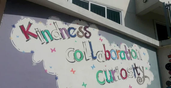 Schriftzug an ein einer Schulwand