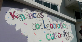 Schriftzug an ein einer Schulwand