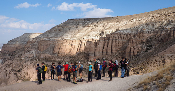 Unsere Gruppe vor tief eingeschnittenen, sieben Millionen Jahre alten Aschestromablagerungen sowie darübergelagerten beigefarbenen Seesedimenten und weiteren Aschestromablagerungen. Foto: Ariane Müting. Unsere Gruppe vor tief eingeschnittenen, sieben Millionen Jahre alten Aschestromablagerungen sowie darübergelagerten beigefarbenen Seesedimenten und weiteren Aschestromablagerungen. Foto: Ariane Müting.