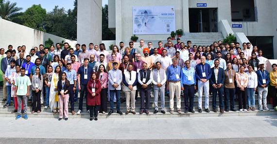 Gruppenbild der Teilnehmer des Symposiums. Gruppenbild der Teilnehmer des Symposiums.
