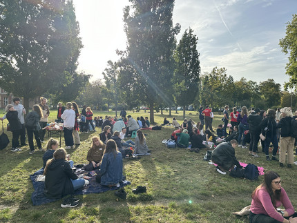 Studierende vom Buddyprogramm auf der Wiese beim Picknick