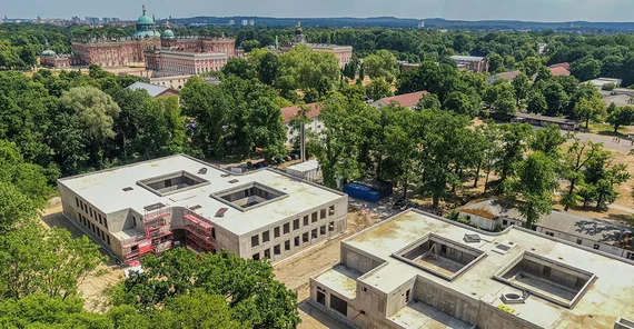 Zum Auftakt entstehen am nordwestlichen Ende des Campus die neue Heizungszentrale und der Hauptsitz des Zentrums für Informationstechnologie und Medienmanagement. Im Sommer 2023 wurde für beide Gebäude Richtfest gefeiert. 2025 sollen sie fertig sein, wenngleich die aktuelle Krise in der Bauwirtschaft diesen Plan zur Herausforderung macht.