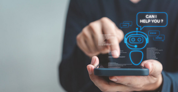 KI kann auch spielen, wenngleich (noch) nicht besser als der Mensch. Eine Person hält ein Smartphone in der Hand und tippt darauf. Um das Smartphone herum sind Darstellung zur Symbolisierung künstlicher Intelligenz