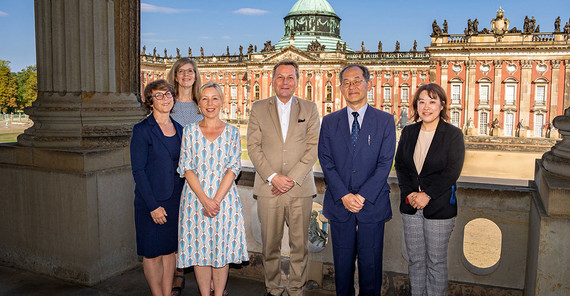 Education Attachée Mihoko Ohashi, Ambassador Hidenao Yanagi, University President Prof. Oliver Günther, Ph.D., educational scientist Prof. Dr. Miriam Vock, Senior Advisor for International Affairs Marita Böhning, and Head of the International Office Katharina Schmitt (from right to left)