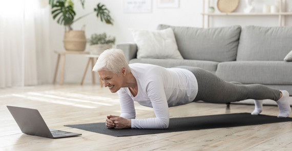 Regelmäßig zu Hause zu trainieren, kann den negativen Folgen eines Bewegungsmangels während der Pandemie vorbeugen. | Foto: AdobeStock/Prostock-studio Regelmäßig zu Hause zu trainieren, kann den negativen Folgen eines Bewegungsmangels während der Pandemie vorbeugen. | Foto: AdobeStock/Prostock-studio