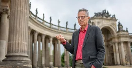 Gasthörer Bernd Malzanini im Porträt vor der Kolonnade am Neuen Palais.
