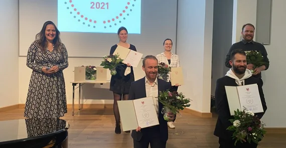Bei der Verleihung des Landeslehrpreises 2021. Von links nach rechts sind zu sehen: Ministerin Dr. Manja Schüle, Pia Buskies-Utesch, Johannes Fähmel, Jessica Rehse, Florian Nowotny, Dr. Sebastian Möring. Foto: MWFK.