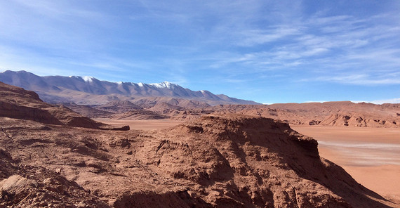 Deformierte miozäne Redbeds vor der Sierra Macón, Pocitos-Becken, Puna-Plateau, NW-Argentinien. Deformierte miozäne Redbeds vor der Sierra Macón, Pocitos-Becken, Puna-Plateau, NW-Argentinien.