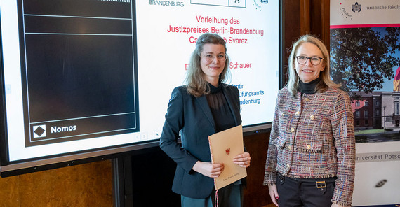 Präsidentin Anja Teschner (r.) überreichte Dr. Lina Marie Schauer (l.) den Preis am 16. Dezember. Die Präsidentin des Gemeinsamen Juristischen Prüfungsamtes der Länder Berlin und Brandenburg, Dr. Anja Teschner (r.), überreichte Dr. Lina Marie Schauer (l.) den Preis am 16. Dezember in Griebnitzsee.