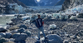 Dr. Georg Veh vor dem Lake No Lake, einem See in British Columbia (Kanada), der durch den Tulsequah Gletscher im Hintergrund aufgestaut wird und sich mehrmals jährlich entleert.