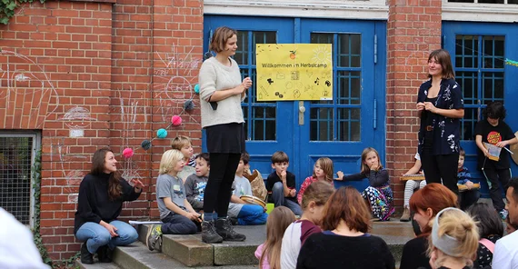 Friederike Manzer (l.) bei einer Schulveranstaltung