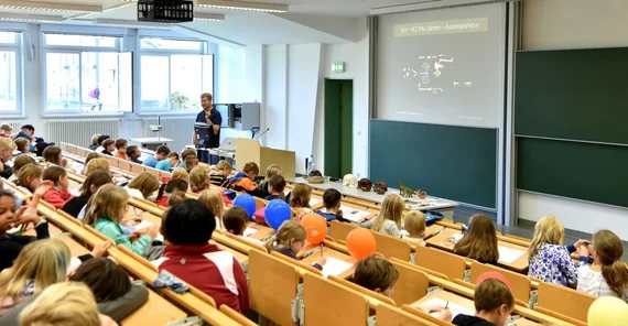 Kinder im Hörsaal