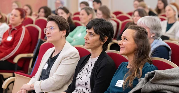 Blick ins Publikum bei der 4. Vollversammlung für Frauen, trans*, inter* und nicht-binäre Personen.