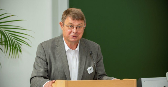 Prof. Dr. Gerd Löhmannsröben Das Bild zeigt Prof. Dr. Gerd Löhmannsröben. Das Foto ist von Tobias Hopfgarten.