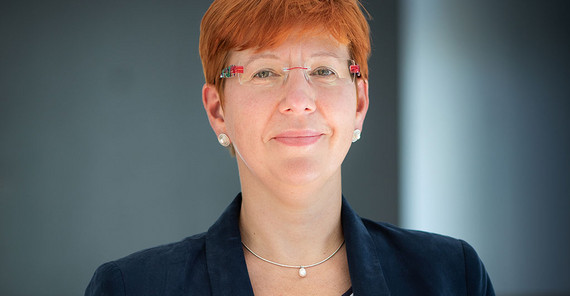 Verena Fezer hat den berufsbegleitenden MBA Studiengang Negotiation Management absolviert. Portrait von Verena Fezer.