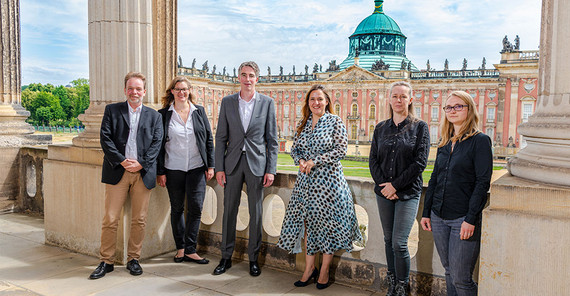 Jörg Hafer; Dr. Britta van Kempen; Dr. Peter Kostädt; Ministerin Dr. Manja Schüle; Prof. Dr. Ulrike Lucke ; Anja van Bernum | Foto: Ernst Kaczynski Jörg Hafer; Dr. Britta van Kempen; Dr. Peter Kostädt; Ministerin Dr. Manja Schüle; Prof. Dr. Ulrike Lucke ; Anja van Bernum | Foto: Ernst Kaczynski