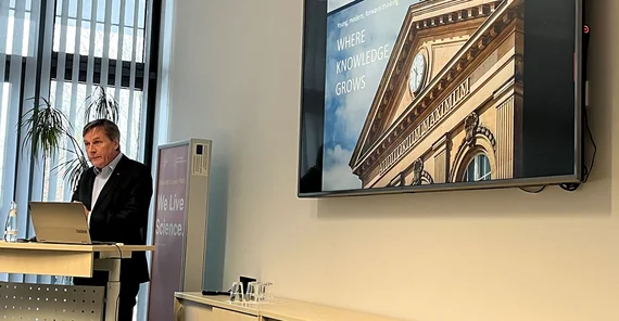 Prof. Oliver Günther giving a speech.