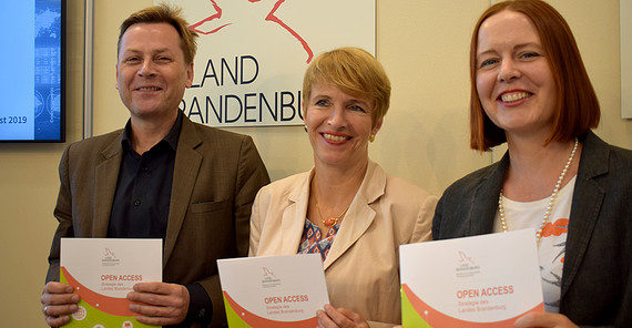 Wissen Wissenschaftsministerin Dr. Martina Münch mit Prof. Oliver Günther, Präsident der Universität Potsdam und Vorsitzender der Brandenburgischen Landesrektorenkonferenz, sowie Prof. Ellen Euler von der Fachhochschule Potsdam bei der Präsentation der „Open-Access-Strategie des Landes Brandenburg“. Foto: Martin Sand.