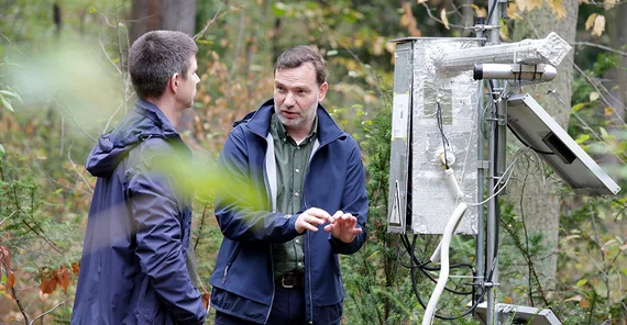 Matthias Zimmermann (links) und Prof. Sascha Oswald (rechts) an der Neutronensonde im Park Sanssouci | Foto: Sandra Scholz