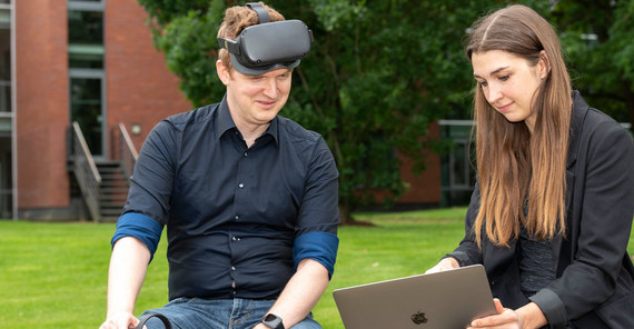 Lena Florian im Gespräch zu VR | Foto: Thomas Roese Lena Florian im Gespräch zu VR | Foto: Thomas Roese