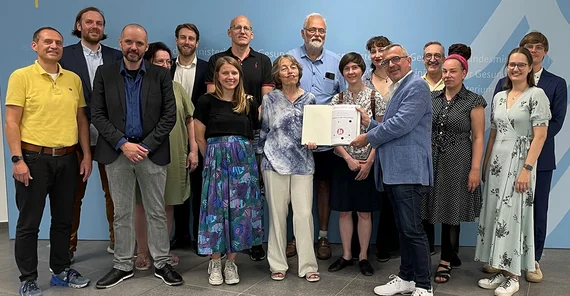 Mitglieder des Potsdamer Bürgerrats übergeben ihr Positionspapier an Dr. Frank Niggemeier, Leiter des Referates „Ethik im Gesundheitswesen, Sachverständigenrat Gesundheit und Pflege“ im Bundesministerium für Gesundheit.