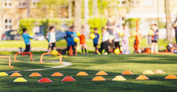 279.756 Schüler*innen haben an der Studie teilgenommen, die ihre motorische Fitness erfasst. Hindernissparkour auf einem Spielplatz. Im Hintergrund sind Kinder zu sehen.